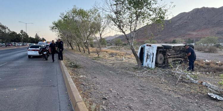 Vuelca camioneta de personal en la Vialidad Sacramento; siete lesionados