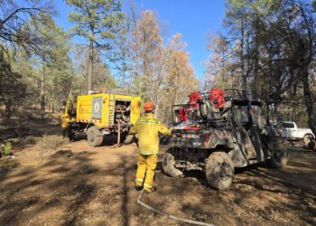Trasladan  insumos para brigadistas que combaten incendios forestales en Madera