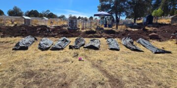 Exhuman 10 cuerpos de panteón en Madera