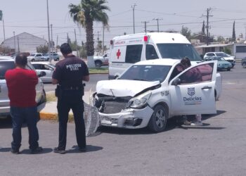 Choca vehículo del Ayuntamiento Municipal de Delicias