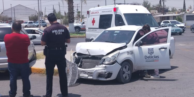 Choca vehículo del Ayuntamiento Municipal de Delicias