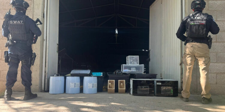 Aseguran camioneta robada con equipo para elaborar droga en Namiquipa