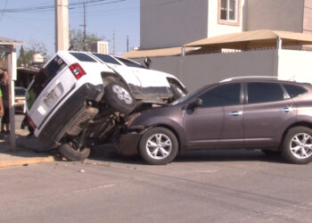 Poste evita volcadura tras choque en Villa Juárez