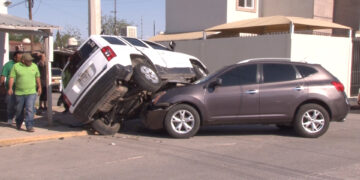 Poste evita volcadura tras choque en Villa Juárez