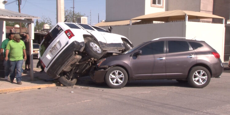 Poste evita volcadura tras choque en Villa Juárez