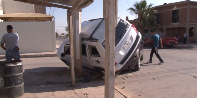 Poste evita volcadura tras choque en Villa Juárez