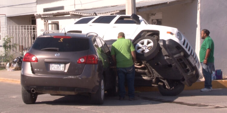 Poste evita volcadura tras choque en Villa Juárez