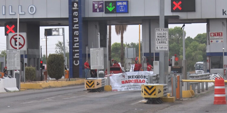 Maestros liberan caseta y vías del tren en Saucillo