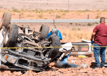Mujer muere y hombre resulta herido en volcadura rumbo a Ciudad Juárez
