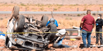 Mujer muere y hombre resulta herido en volcadura rumbo a Ciudad Juárez
