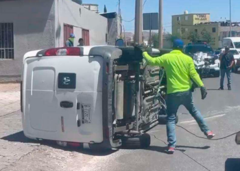 Camioneta de reparto vuelca tras chocar con camión en la Tecnológico