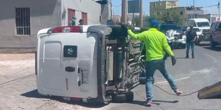 Camioneta de reparto vuelca tras chocar con camión en la Tecnológico