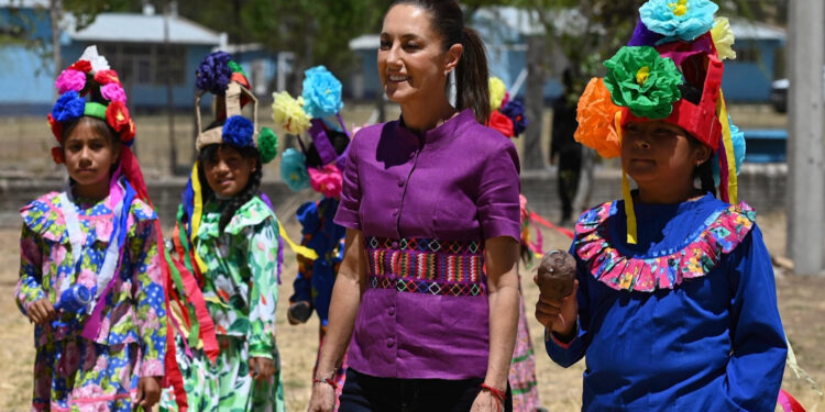 Entrega Sheinbaum tierras a pueblos originarios de la Sierra