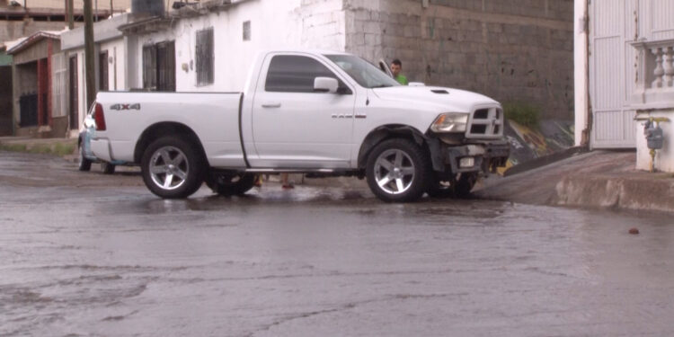 Camioneta es arrastrada por arroyo en Chihuahua