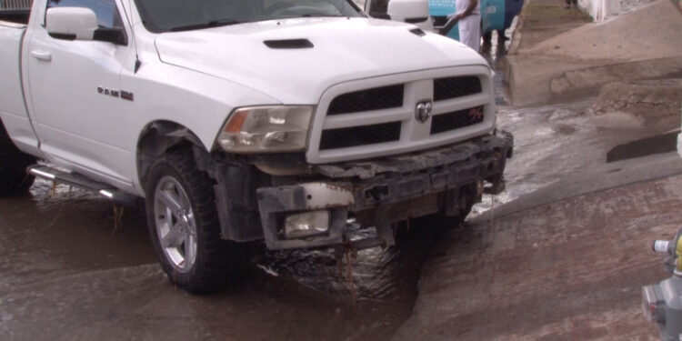 Camioneta es arrastrada por arroyo en Chihuahua