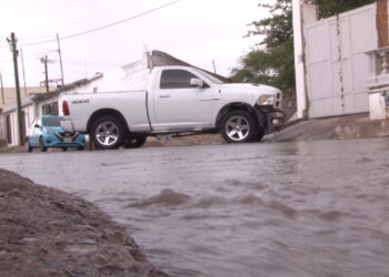 Camioneta es arrastrada por arroyo en Chihuahua
