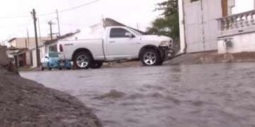 Camioneta es arrastrada por arroyo en Chihuahua