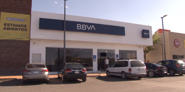 Asaltan a adulto mayor al salir de un banco en la Pacheco