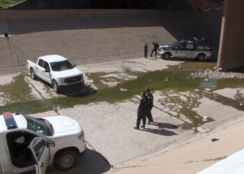 Hombre fallece al arrojarse a canal en la Teófilo Borunda