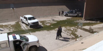 Hombre fallece al arrojarse a canal en la Teófilo Borunda