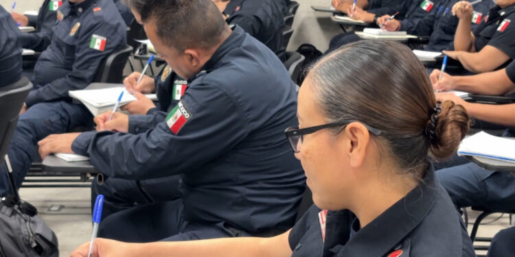 Bomberos de Aurora capacitan a elementos en Chihuahua