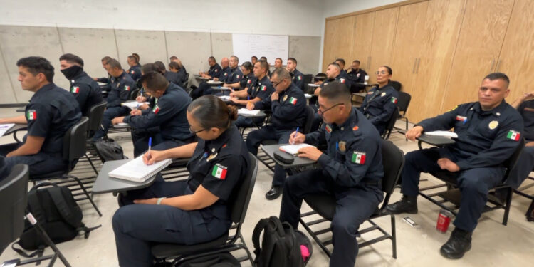 Bomberos de Aurora capacitan a elementos en Chihuahua