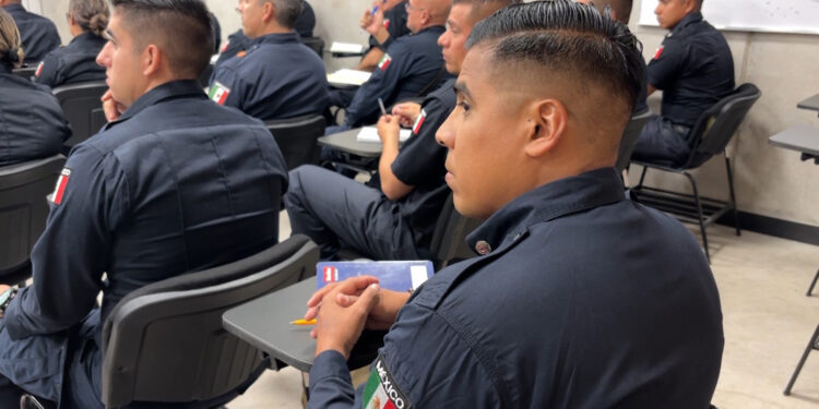 Bomberos de Aurora capacitan a elementos en Chihuahua