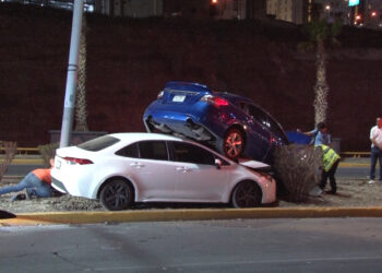 Fuerte choque deja dos autos apilados en camellón frente a Fashion Mall