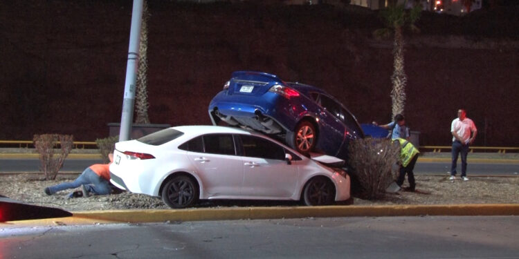 Fuerte choque deja dos autos apilados en camellón frente a Fashion Mall
