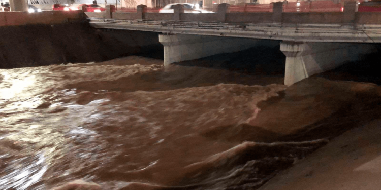 Operativo por presunto hombre arrastrado por la corriente del Chuvíscar