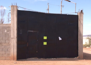 Clausuran negocio donde cayeron cuatro perros en chapopote