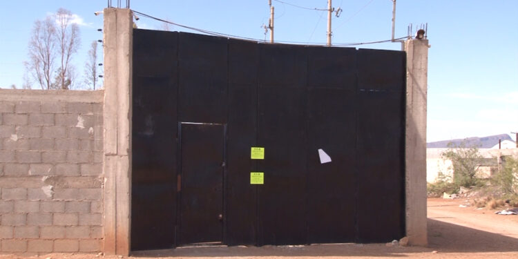 Clausuran negocio donde cayeron cuatro perros en chapopote