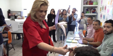 Gobernadora Maru Campos emite su voto en elecciones judiciales