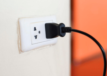 Esto es lo que pasa a los tomacorrientes cuando se mojan