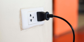 Esto es lo que pasa a los tomacorrientes cuando se mojan