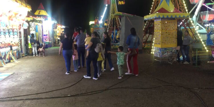 Familias disfrutan la Feria de Meoqui a pesar de la lluvia