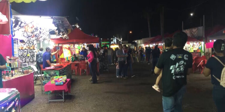 Familias disfrutan la Feria de Meoqui a pesar de la lluvia