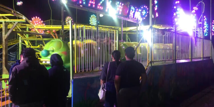 Familias disfrutan la Feria de Meoqui a pesar de la lluvia