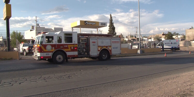 Joven sufre graves quemaduras por flamazo en expendio de gas