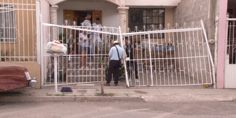 Conductora causa choque en zona escolar y se impacta contra un domicilio