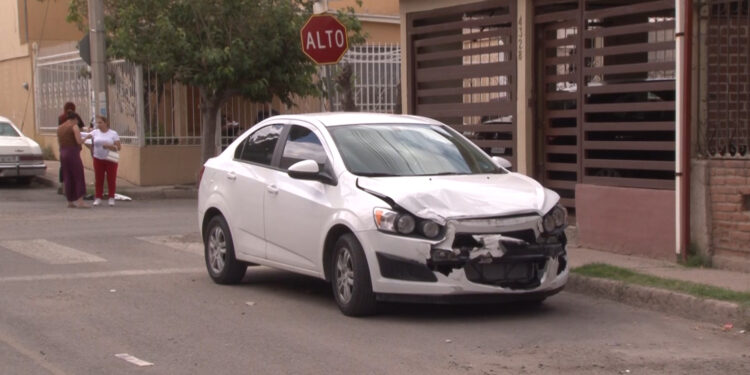 Conductora causa choque en zona escolar y se impacta contra un domicilio