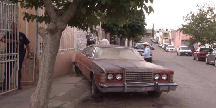 Conductora causa choque en zona escolar y se impacta contra un domicilio