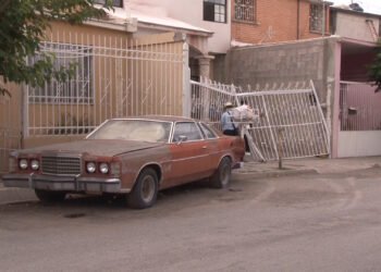 Conductora causa choque en zona escolar y se impacta contra un domicilio