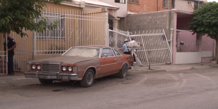 Conductora causa choque en zona escolar y se impacta contra un domicilio