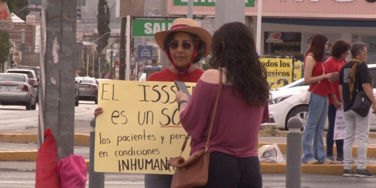 Docentes protestan por deficiencias en el ISSSTE
