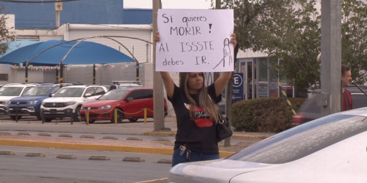 Docentes protestan por deficiencias en el ISSSTE