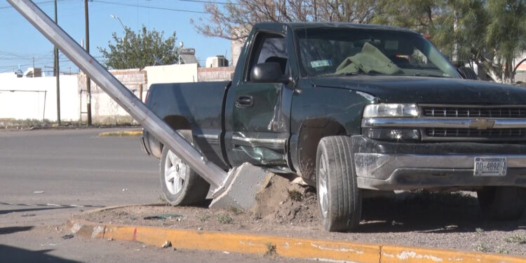 Choca joven contra poste por exceso de velocidad en Delicias