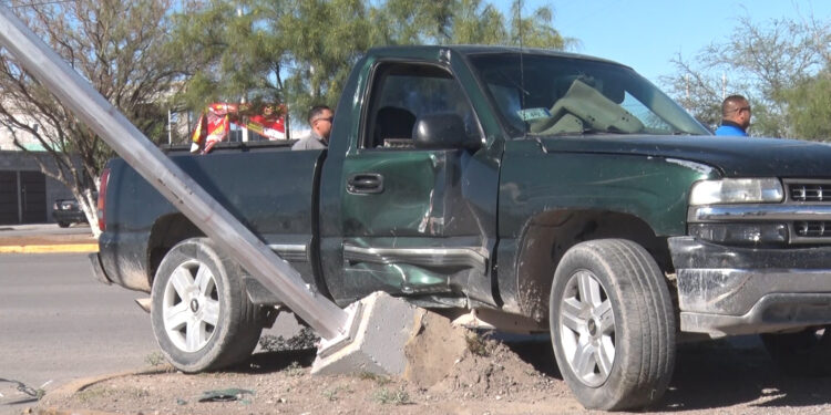 Choca joven contra poste por exceso de velocidad en Delicias
