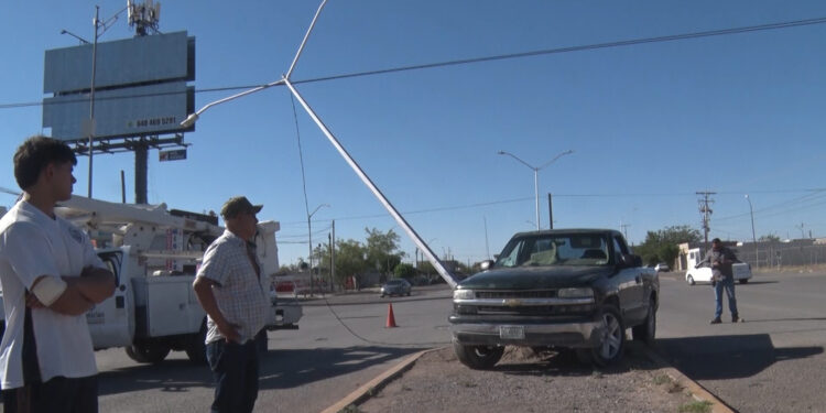 Choca joven contra poste por exceso de velocidad en Delicias