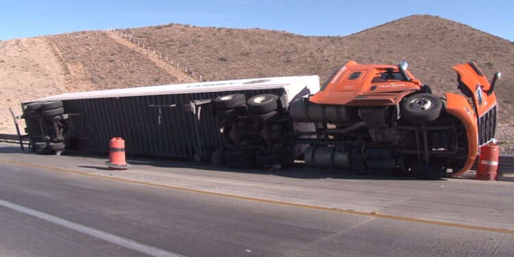 Incendio y volcadura tras choque en libramiento Oriente